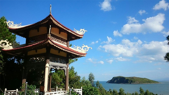 Đảo Yến nhìn từ Vũng Chùa